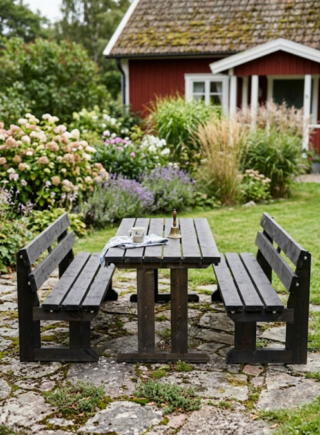 Kråkö kalusteryhmä miljöökuvassa kesäpihalla